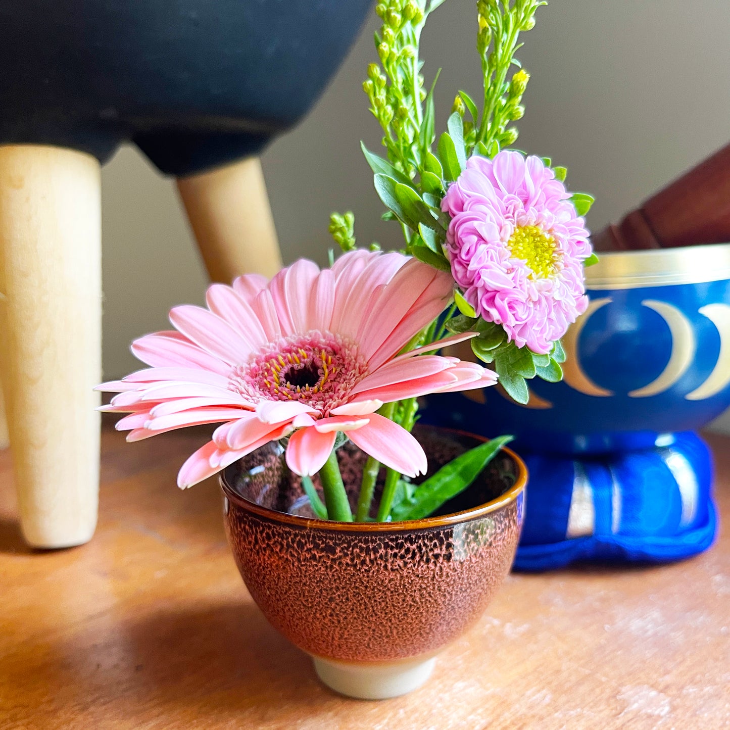 Small Red Speckled Porcelain Ikebana Vase with Flower Frog – Japanese Inspired Design